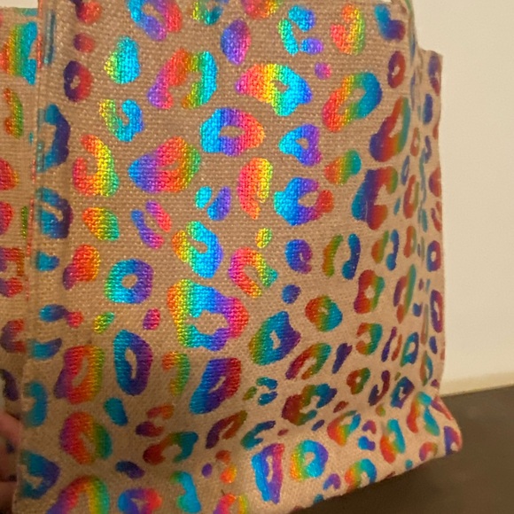 America & Beyond
Metallic Cheetah Print Jute Tote/
Crossbody Bag - Picture 6 of 11